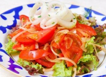 Tomato and onion salad